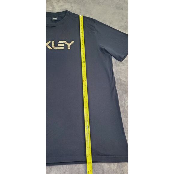 Oakley Men’s Size 2XL Black T-Shirt Embroidered Desert Camo Logo Custom Fit C14 - Picture 2 of 8